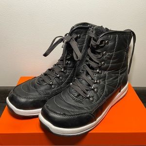 Black Weatherproof boots, insulated lace ups